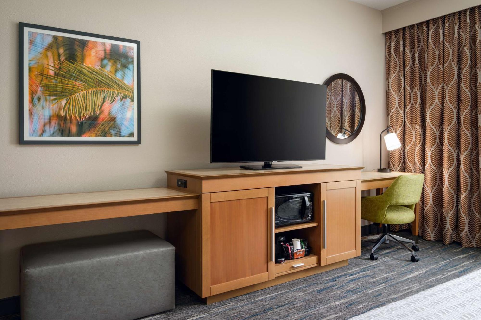 Hampton Inn Плант-Сити Экстерьер фото